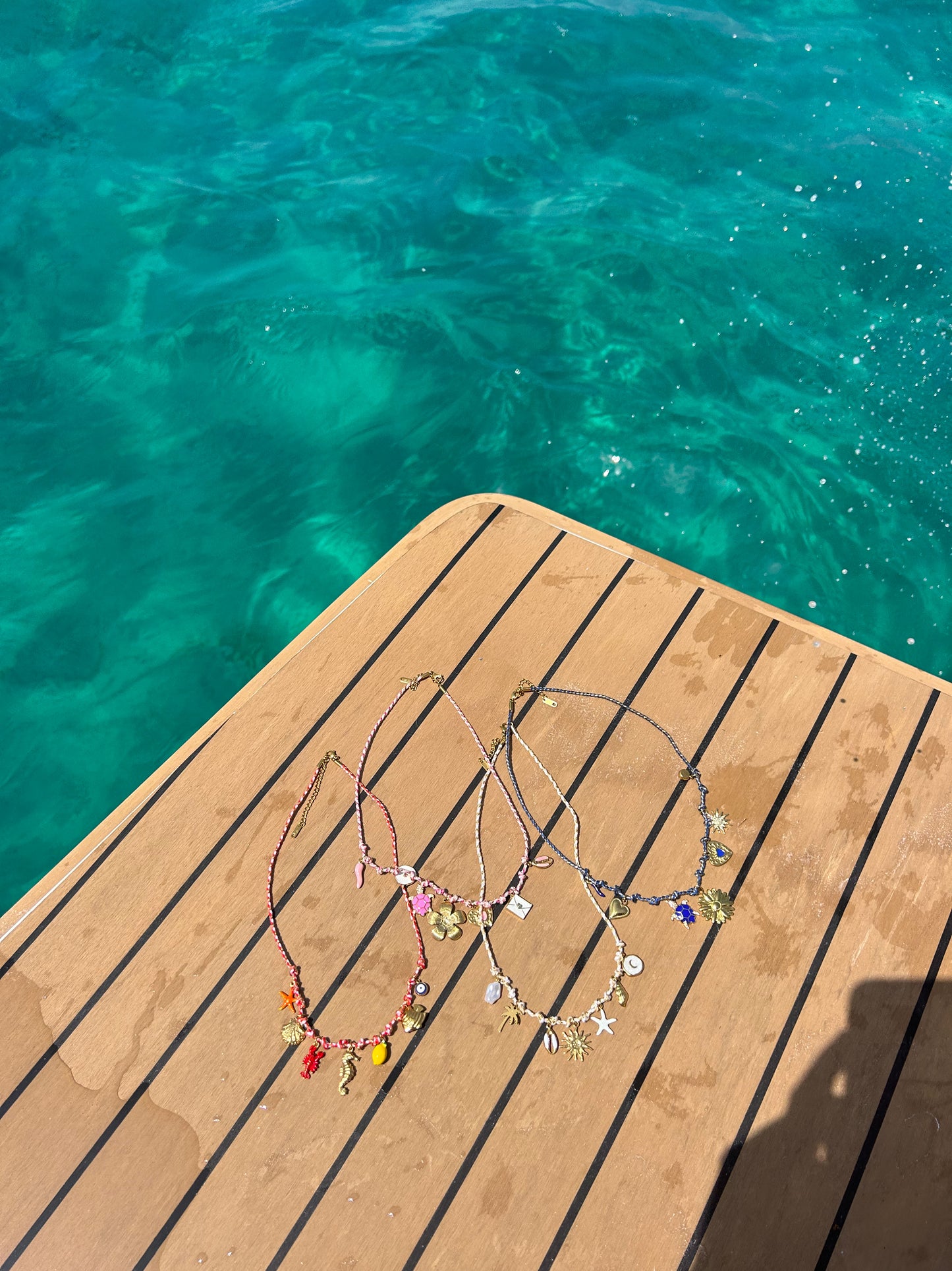 Colliers charms sur cordon coloré à personnaliser